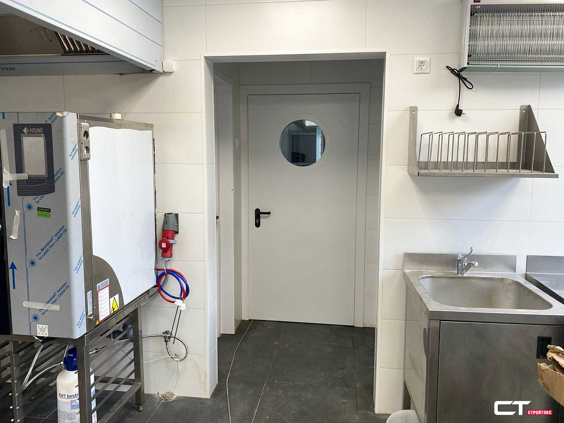 Дверь противопожарная металлическая остекленная EIS60 D300 с фрамугой и накладкой из нержавеющей стали