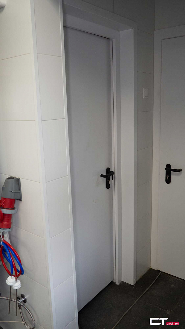 Дверь противопожарная металлическая EIS60 со скрытыми петлями Антипаника и накладкой из алюминия